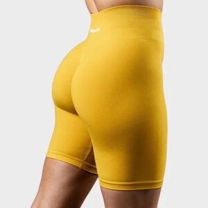 Alphalete amplify biker shorts in Golden Hour 🌞